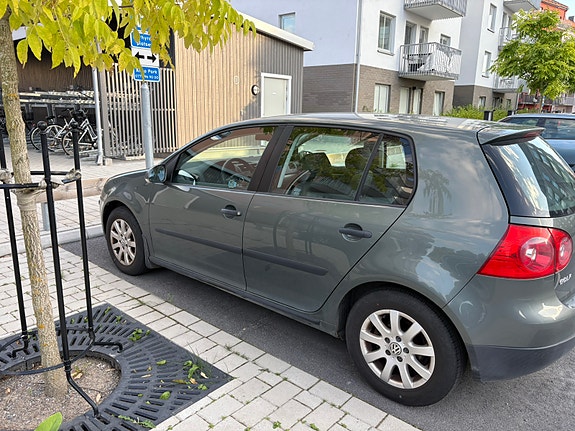 Volkswagen Golf V 2 of 5