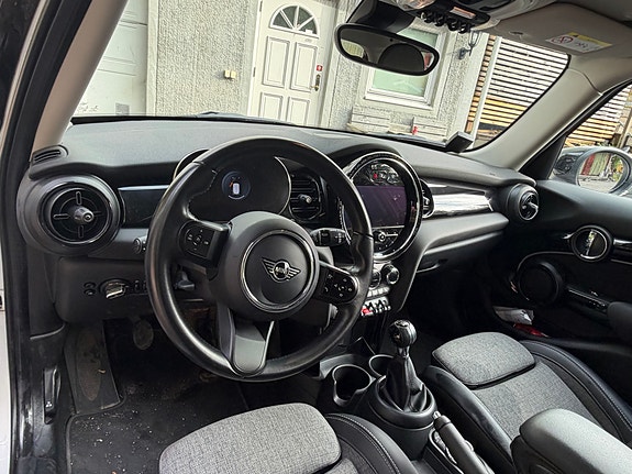 MINI Cooper S 5 of 7