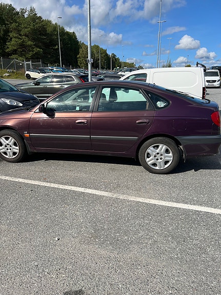 Toyota Avensis 2 of 9