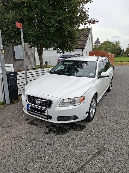 Volvo V70 2 of 9