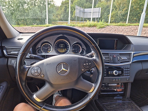Mercedes-Benz E220 9 of 14