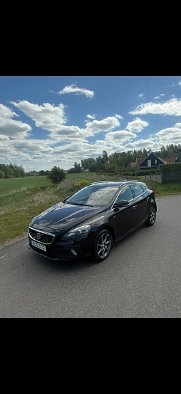 Volvo V40 Cross Country 2 of 8