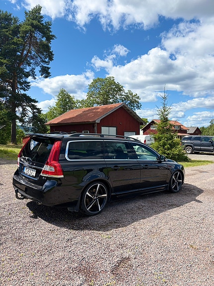 Volvo V70 2 of 7