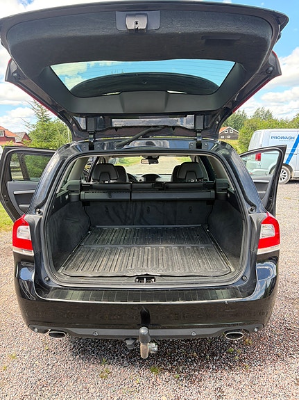 Volvo V70 3 of 7