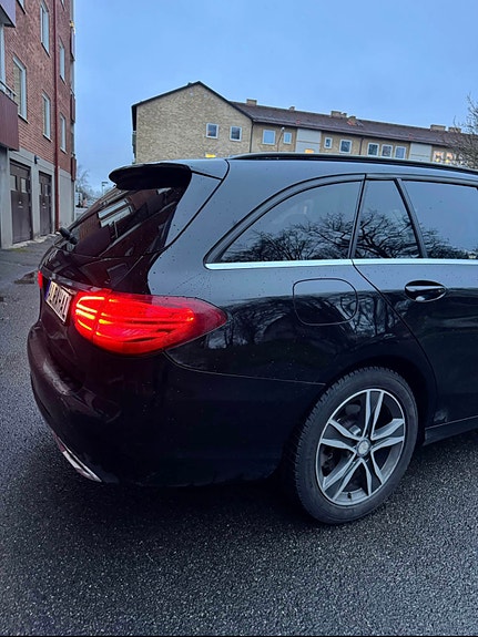 Mercedes-Benz C220 3 of 9
