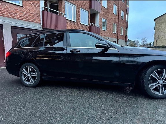 Mercedes-Benz C220 2 of 9