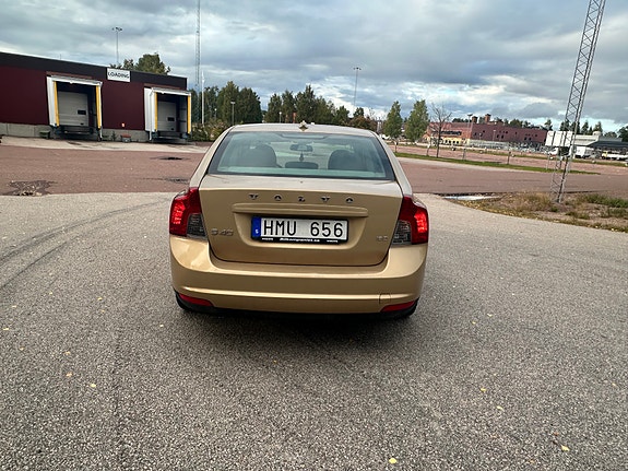 Volvo S40 2 of 5