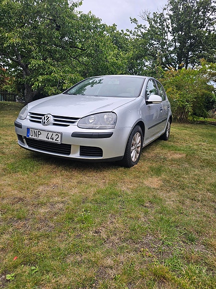Volkswagen Golf V 2 of 10
