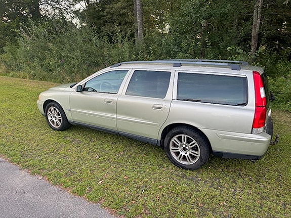 Volvo V70 2 of 6