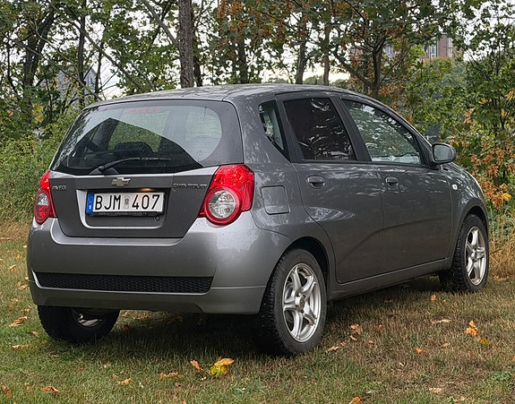 Chevrolet Aveo 2 of 3