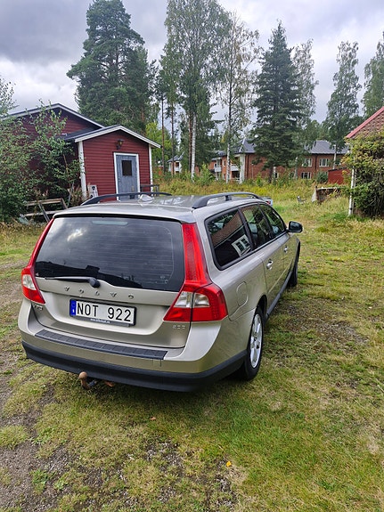 Volvo V70 3 of 7