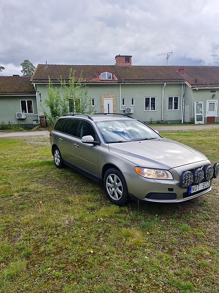 Volvo V70 2 of 7
