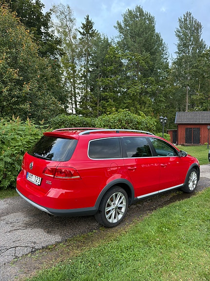 Volkswagen Passat Alltrack 2 of 5
