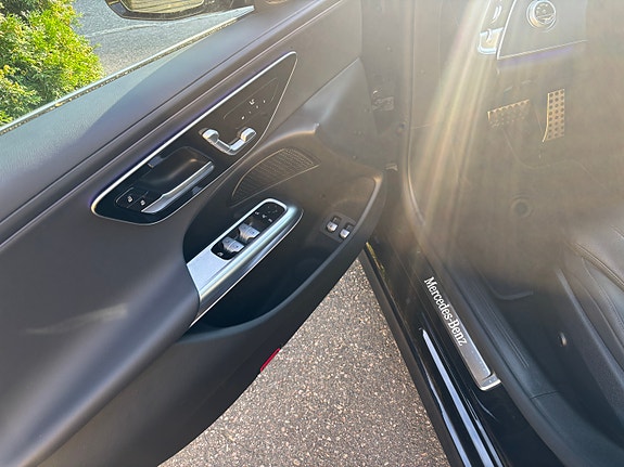 Mercedes-Benz E300 e 8 of 15