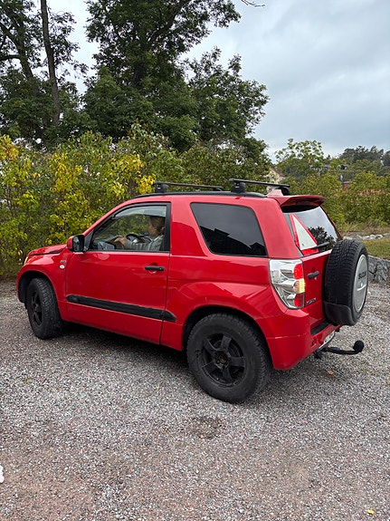 Suzuki Grand Vitara 2 of 7