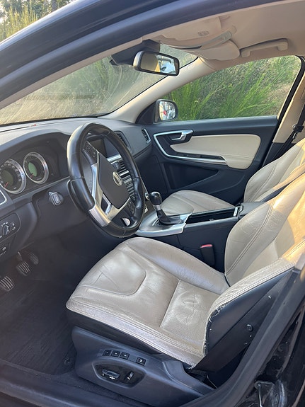Volvo V60 2 of 2