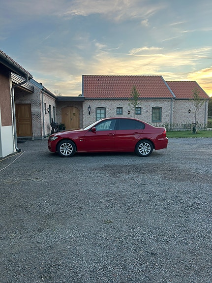 BMW 318i 2 of 3