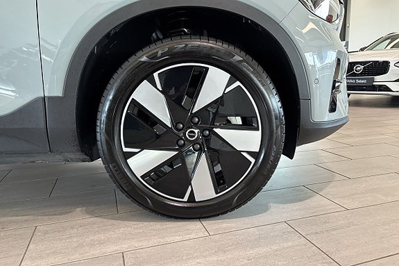 Volvo EX40 12 of 23
