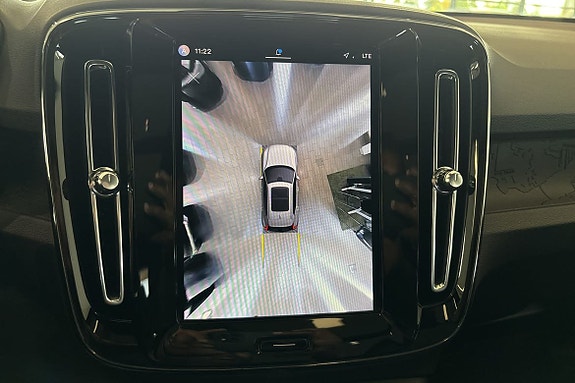 Volvo EX40 18 of 23