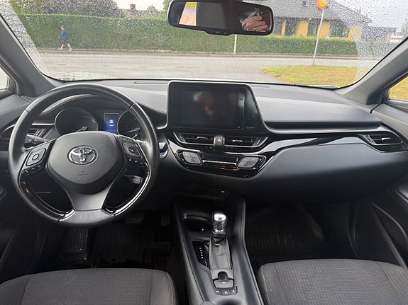 Toyota C-HR 10 of 14