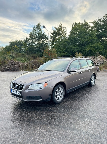 Volvo V70 2 of 7