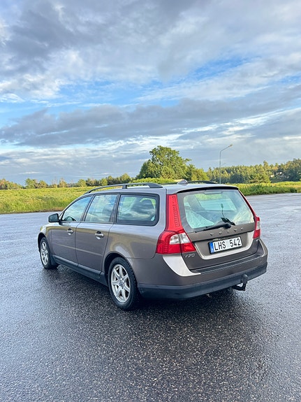 Volvo V70 3 of 7