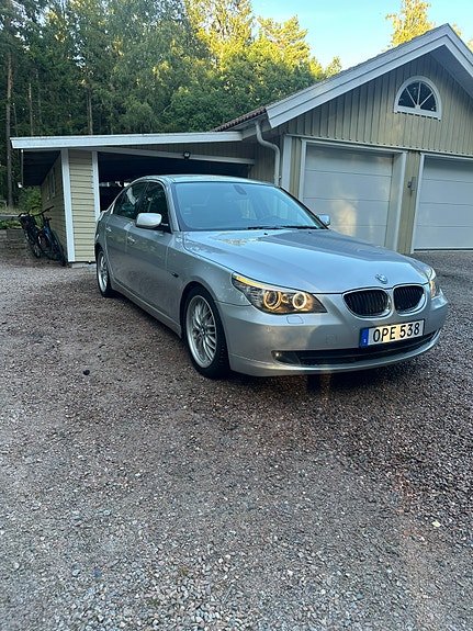 BMW 523i 3 of 8