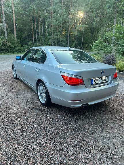 BMW 523i 2 of 8