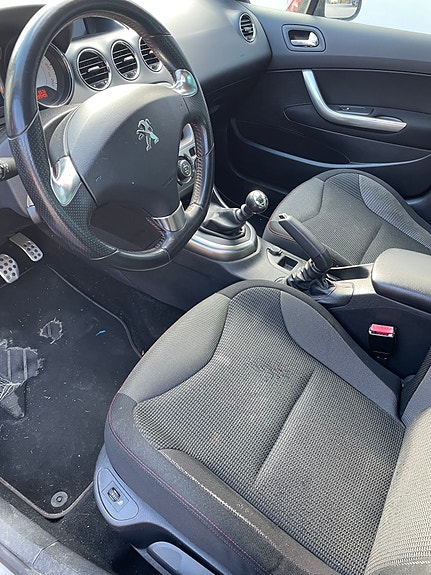Peugeot 308 SW 2 of 3