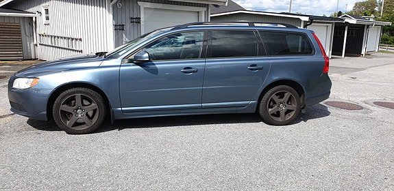 Volvo V70 2 of 7