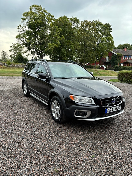 Volvo XC70 2 of 7