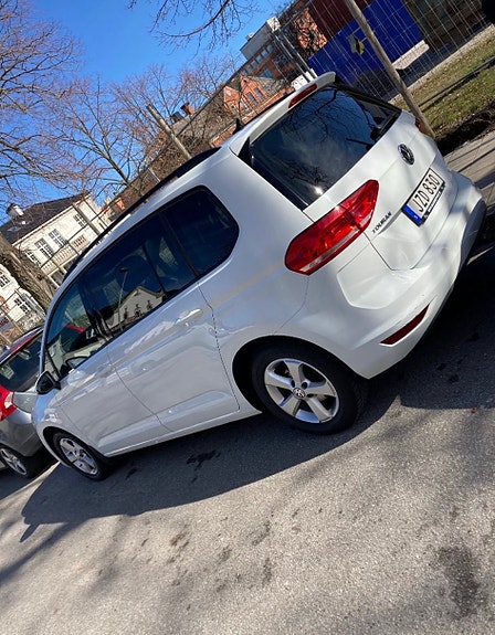 Volkswagen Touran 2 of 6