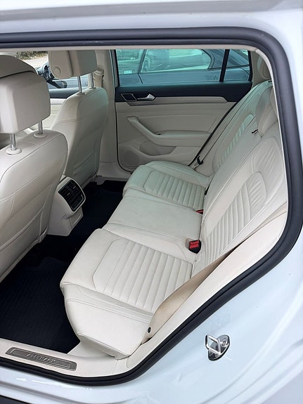 Volkswagen Passat Alltrack 12 of 23