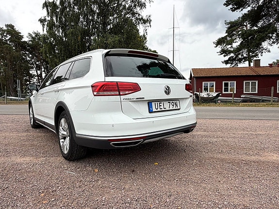 Volkswagen Passat Alltrack 10 of 23