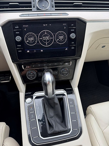 Volkswagen Passat Alltrack 18 of 23