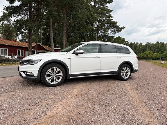 Volkswagen Passat Alltrack 2 of 23