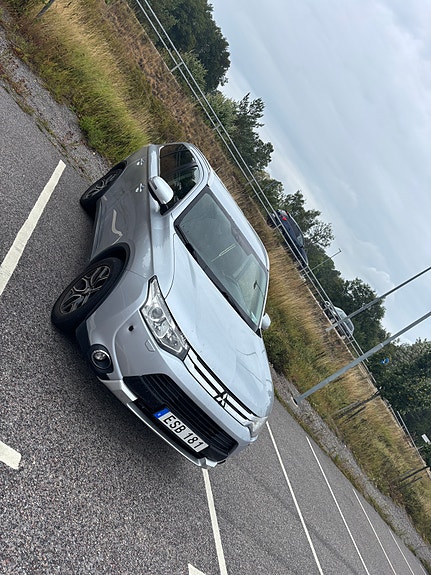 Mitsubishi Outlander 2 of 6