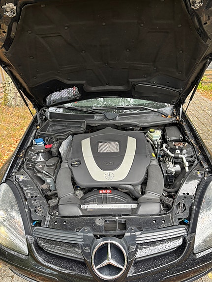 Mercedes-Benz SLK350 4 of 5