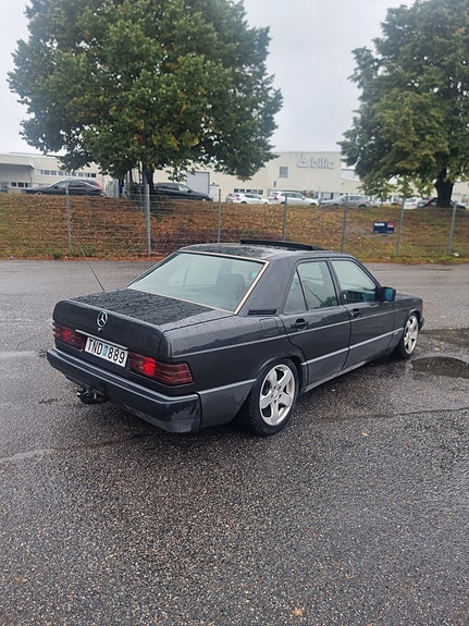 Mercedes-Benz 190 E 3 of 5