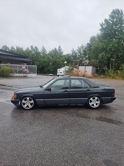 Mercedes-Benz 190 E 2 of 5
