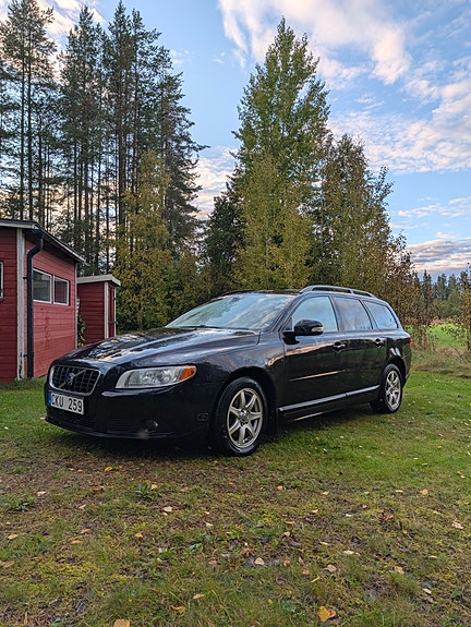 Volvo V70 2 of 9
