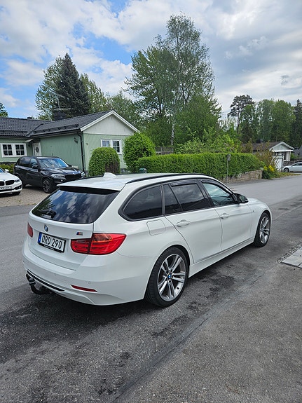 BMW 328i 3 of 5