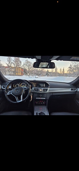 Mercedes-Benz E220 2 of 6