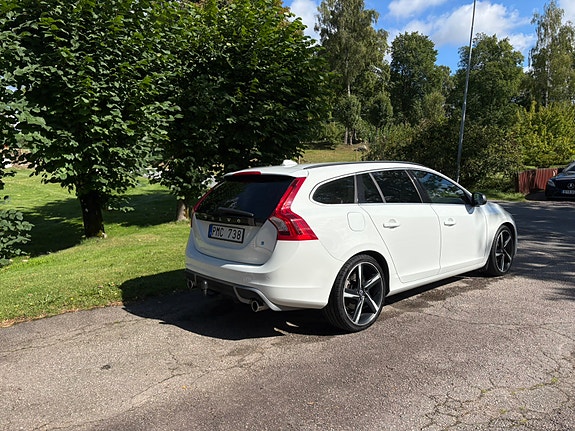 Volvo V60 2 of 9