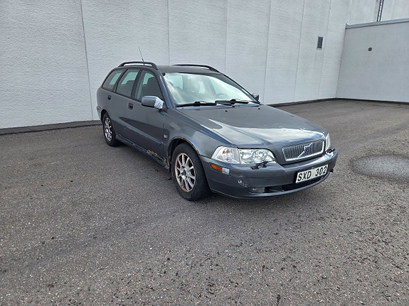 Volvo V40 2 of 8