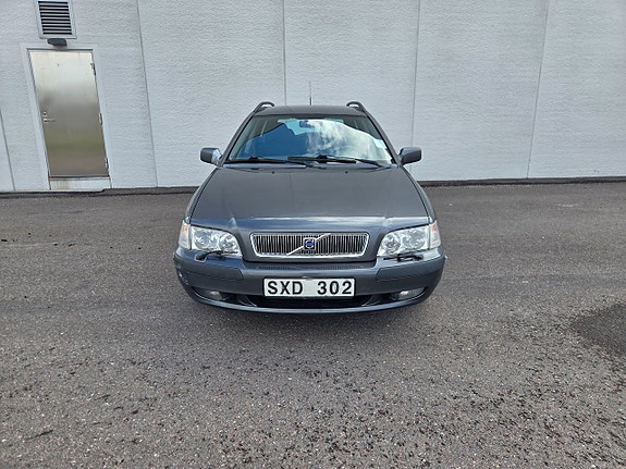 Volvo V40 3 of 8