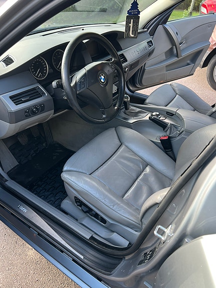 BMW 523i 3 of 4
