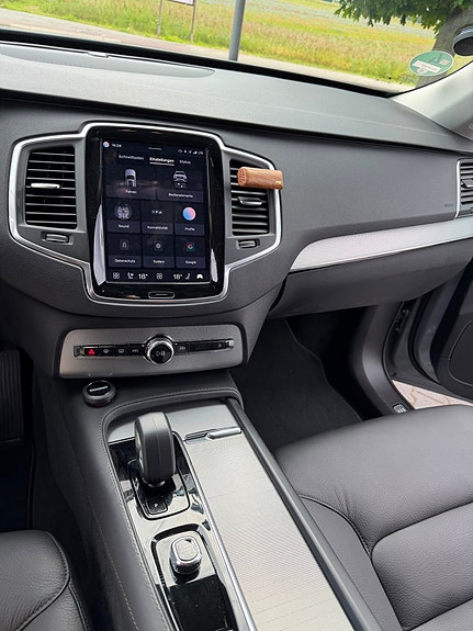 Volvo XC90 2 of 9