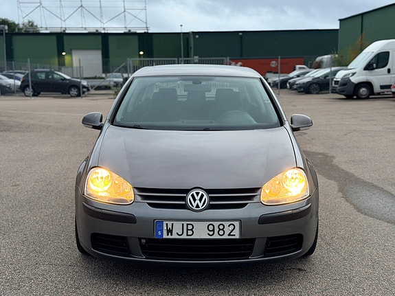 Volkswagen Golf V 2 of 18