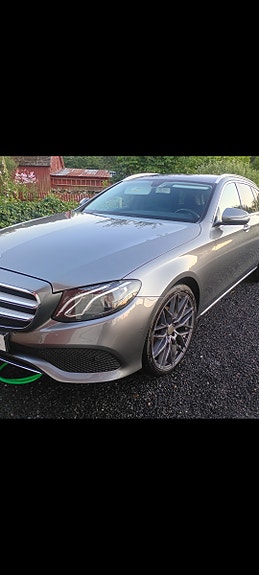 Mercedes-Benz E220 2 of 10